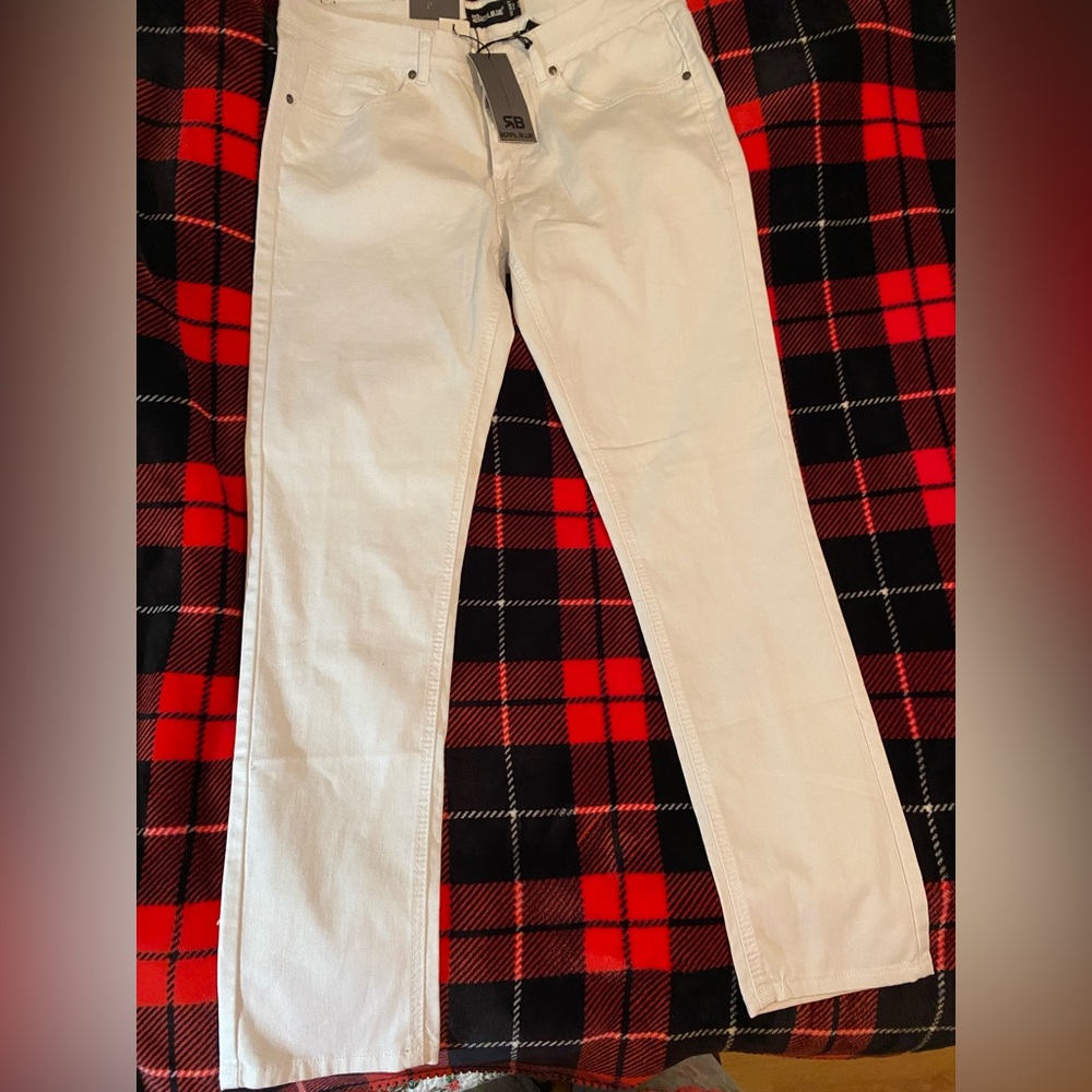 Royal Blue Mens 36x32  white jeans.  NWT.  Back left pocket is loose.   Puctured